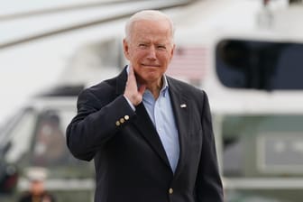 Joe Biden musste eine Heuschrecke vom Hals jagen, während er gemeinsam mit der First Lady für ihre erste internationale Reise auf dem Weg zur Air Force One ist.