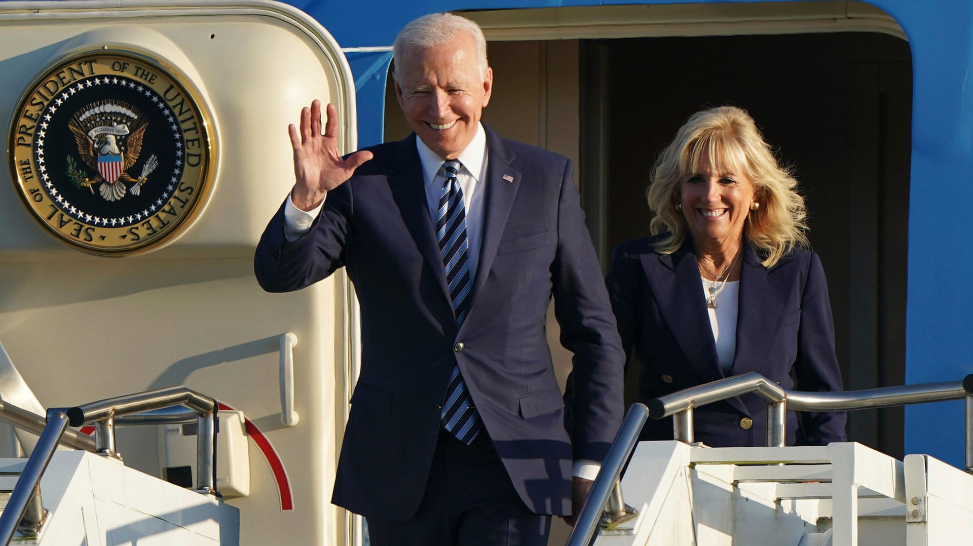 US-Präsident Joe Biden and First Lady Jill Biden steigen in Ostengland aus der Air Force One aus.