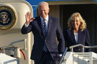 US-Präsident Joe Biden and First Lady Jill Biden steigen in Ostengland aus der Air Force One aus.