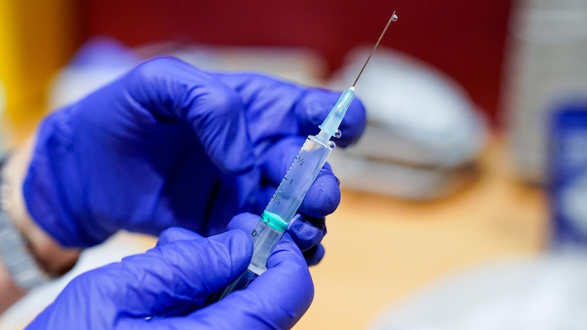 Eine Corona-Impfung von Pfizer/Biontech: Die USA wollen offenbar 500 Millionen Dosen anderen Staaten zur Verfügung stellen.