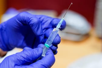 Eine Corona-Impfung von Pfizer/Biontech: Die USA wollen offenbar 500 Millionen Dosen anderen Staaten zur Verfügung stellen.