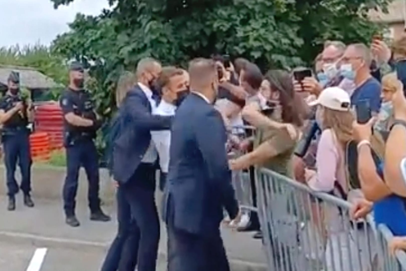 Tain-l'Hermitage: Bei einem Besuch in der Gemeinde wird Macron von einem Mann ins Gesicht geschlagen.