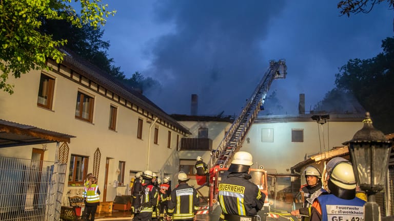 Einsatzkräfte der Feuerwehr löschen den Brand in einem Tierheim: Mehr als 100 Tiere sind gestorben