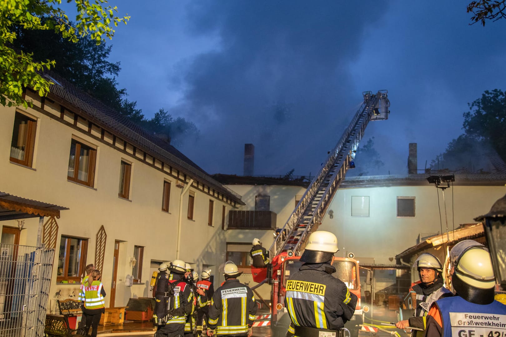 Einsatzkräfte der Feuerwehr löschen den Brand in einem Tierheim: Mehr als 100 Tiere sind gestorben