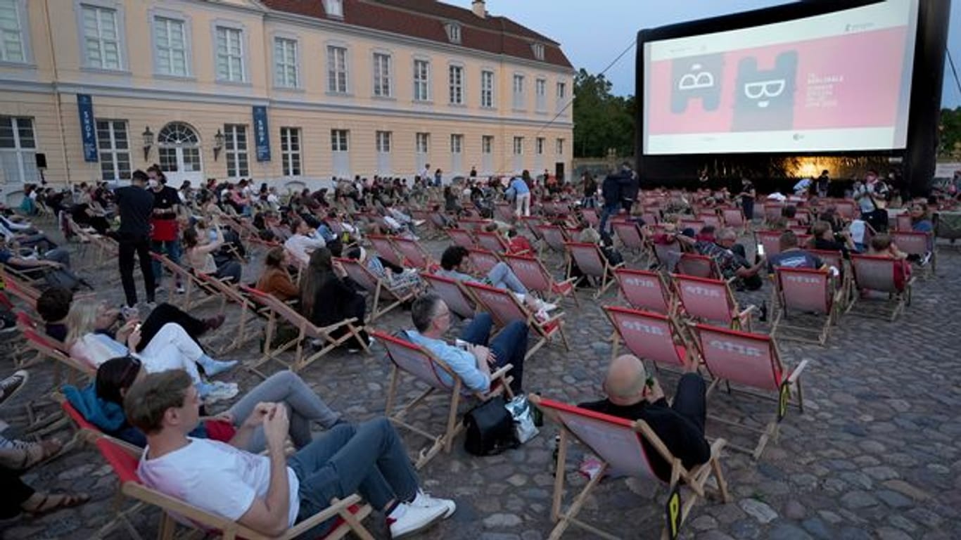 Zuschauer sitzen vor einer Leinwand: Nach einem digitalen Format im März eröffnete die Berlinale ihr Sommerfestival für das Publikum.