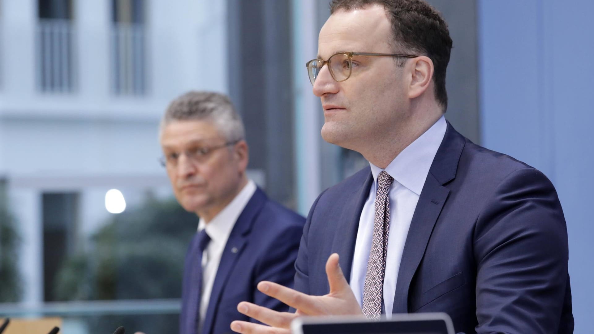 Lothar Wieler und Jens Spahn stellen heute den digitalen Impfnachweis vor.