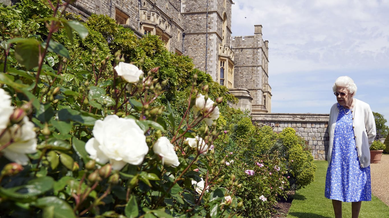 Die britische Königin Elizabeth II. betrachtet ein Beet in den Gärten von Schloss Windsor.