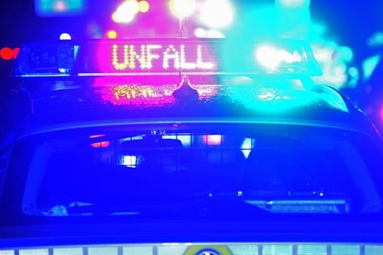 Ein Streifenwagen der Polizei steht an einem Unfallort (Symbolbild): Der Unfall ereignete sich am Ende eines Staus.