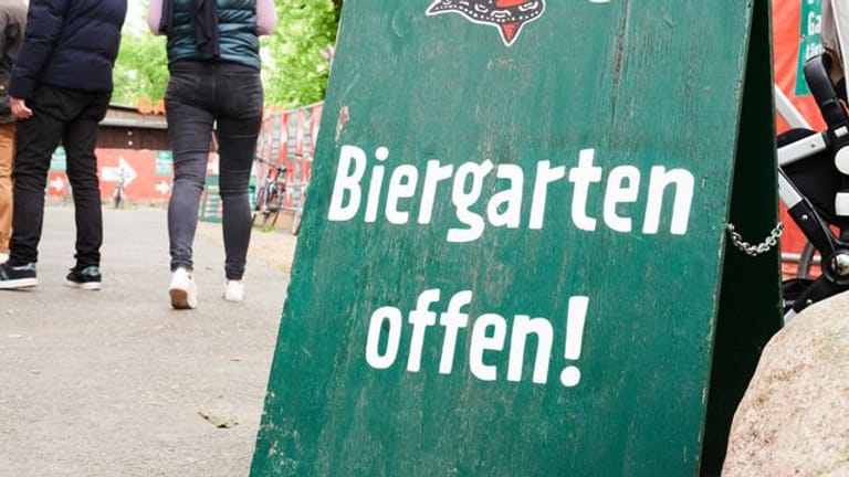 Ein Schild steht am Eingang eines geöffneten Biergartens (Symbolbild): Unter bestimmten Hygienemaßnahmen dürfen Gastwirte in Köln und NRW Public Viewing zur EM anbieten.
