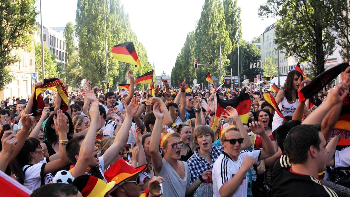 Fans feiern auf der Münchner Leopoldstraße (Archivbild): So ausgelassen wird es dieses Jahr nicht zugehen.