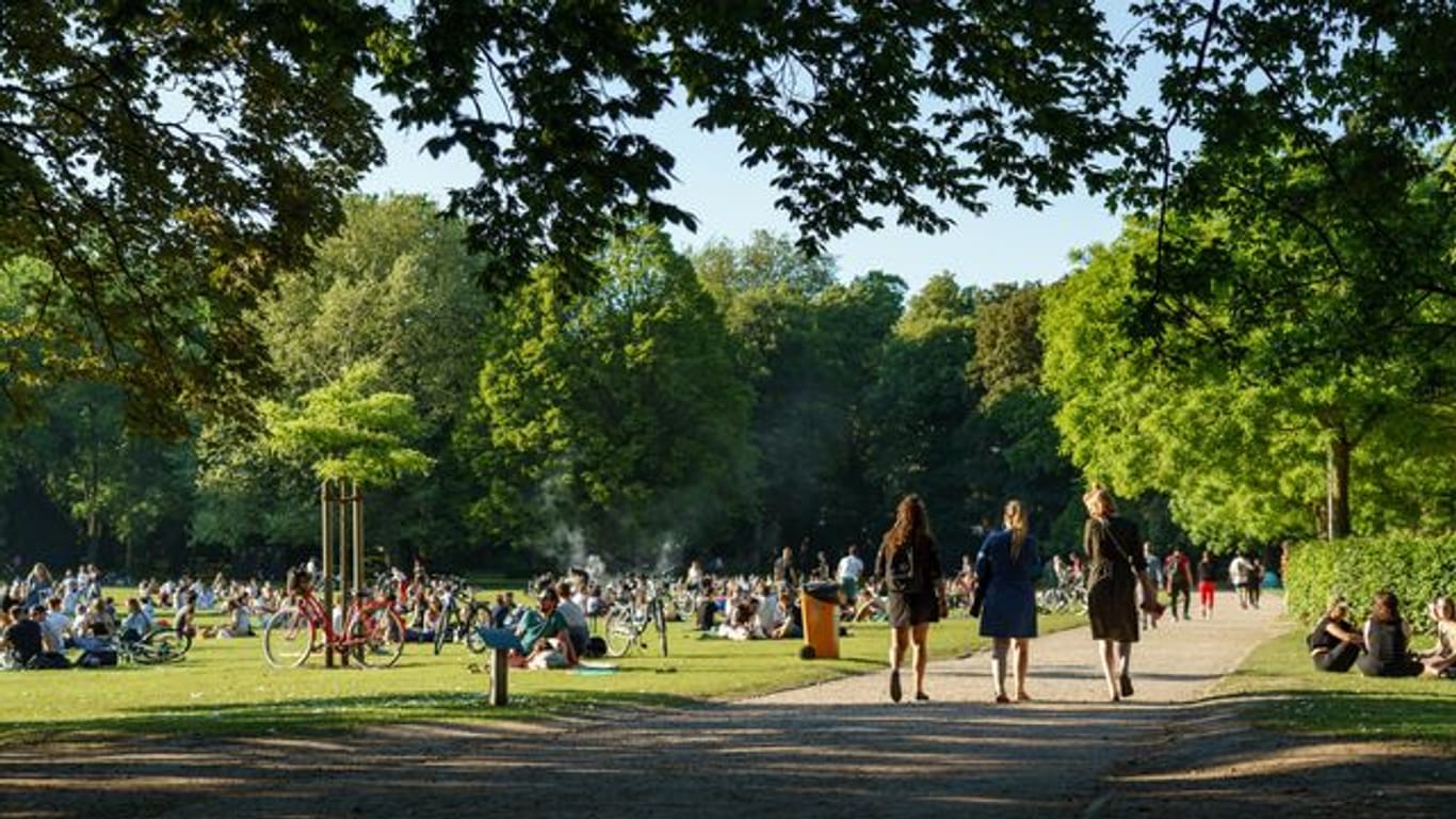 Menschen genießen das schöne Wetter im Schrevenpark (Archivbild): In dem Park wurde es zuletzt nachts oft laut.