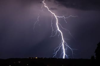 Blitze entladen sich während eines Gewitters