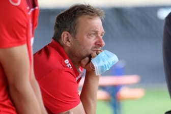 Jörg Jakobs beim Training des 1. FC Köln (Archivbild): Der Kaderplaner muss die Mannschaftsaufstellung verbessern.