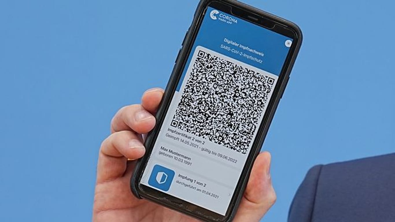 Die App zum digitalen Impfpass wird in Berlin präsentiert.