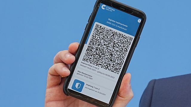 Die App zum digitalen Impfpass wird in Berlin präsentiert.