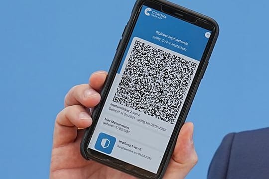 Die App zum digitalen Impfpass wird in Berlin präsentiert.