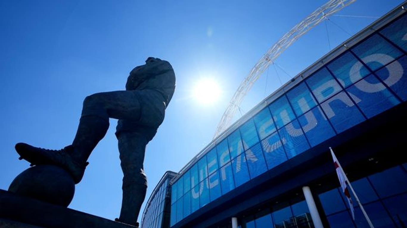 Die Statue von Englands Fußballlegende Bobby Moore steht vor dem UEFA-Euro-Schild am Eingang des Wembley-Stadions.