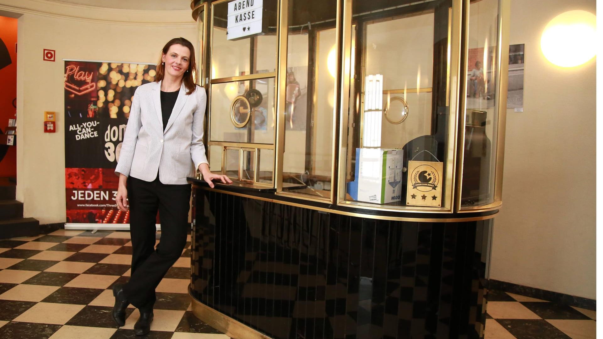 Dr. Maxa Zoller, künstlerische Leiterin des Internationalen Frauenfilmfestivals, vor dem Kassenhäuschen des Jazzclub domicil in Dortmund.