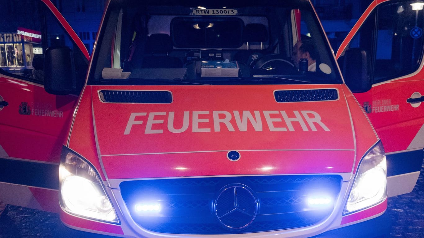 Ein Einsatzwagen der Berliner Feuerwehr (Symbolbild): Eine Mülltonne und ein Leihroller waren in Brand geraten.