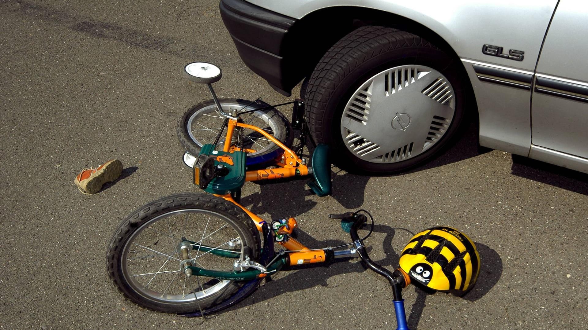 Ein Kinderfahrrad nach einem Unfall (Symbolbild): In Bielefeld ist eine Sechsjährige schwer verletzt worden.