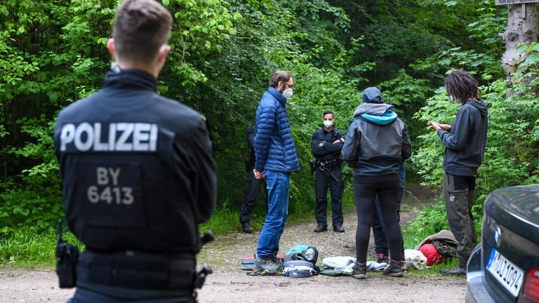Polizisten stehen im Forst Kasten nahe München nach der Räumung einer Plattform zwischen Bäumen bei Aktivisten, die sich zur Zeit der Räumung dort aufhielten: Die Räumung verlief friedlich.