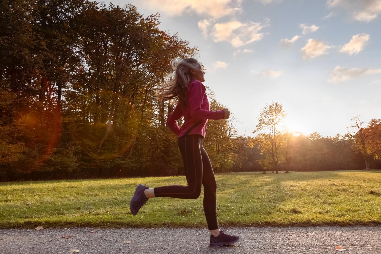 Eine Frau joggt (Symbolbild): Die Polizei hat die Ermittlungen aufgenommen.