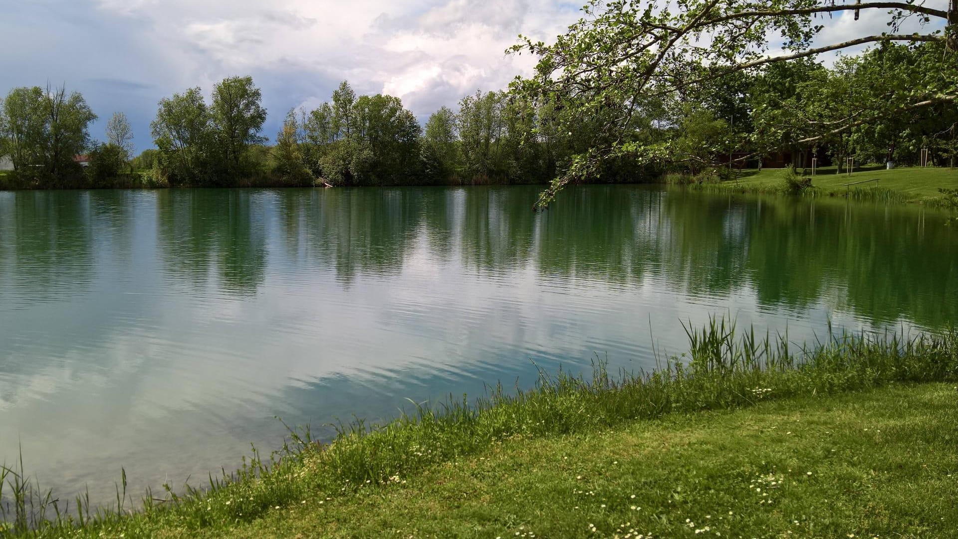 Ein Badesee in Deutschland: Im Landkreis Wittenberg kehrte ein Jugendlicher nicht mehr vom Schwimmen zurück. Ein Badesee in Deutschland: Im Landkreis Wittenberg kehrte ein Jugendlicher nicht mehr vom Schwimmen zurück.