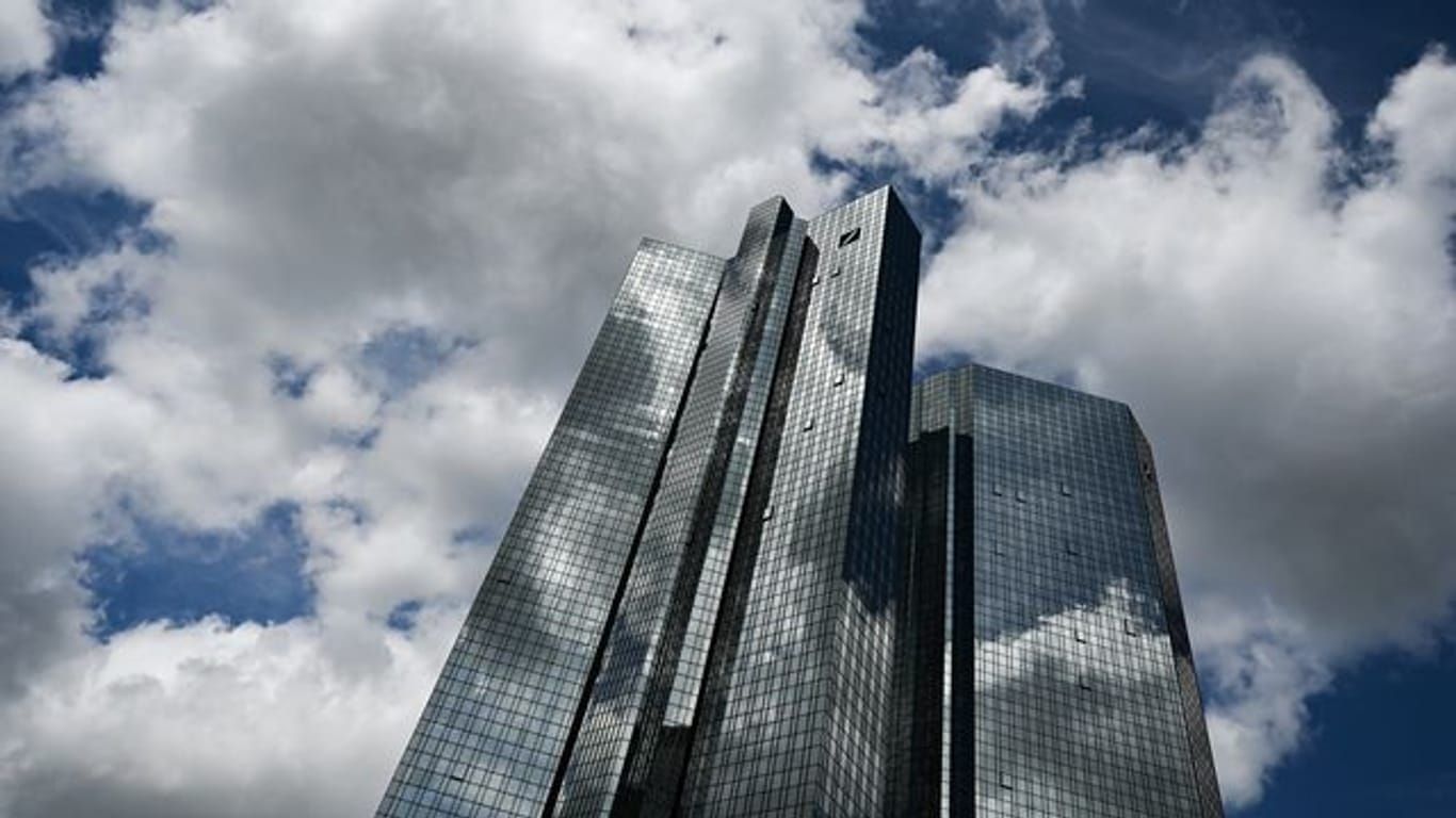 Wolken ziehen über die Zentrale der Deutschen Bank
