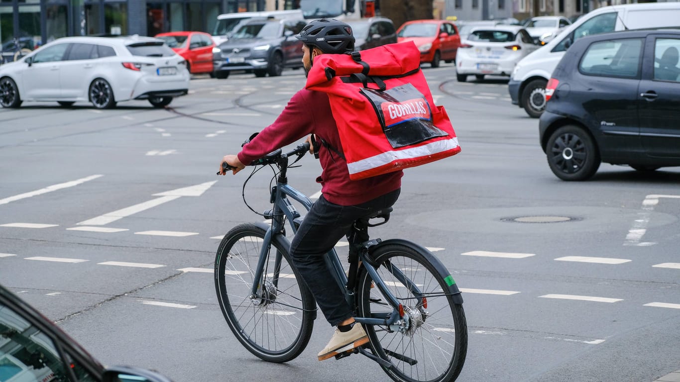 Gorillas-Fahrer: Am Mittwochabend haben rund 50 Beschäftigte des Berliner Lieferdienstes Gorillas gestreikt und anschließend das Warenlager blockiert.