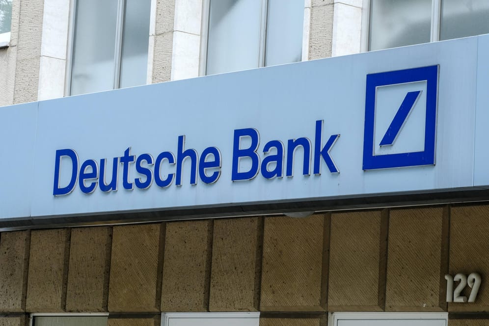 Schriftzug der Deutschen Bank (Symbolbild): Die Deutsche Bank rechnet wegen des Urteils des Bundesgerichtshofes zu den Kontogebühren bei Banken mit einer Belastung von 300 Millionen Euro.