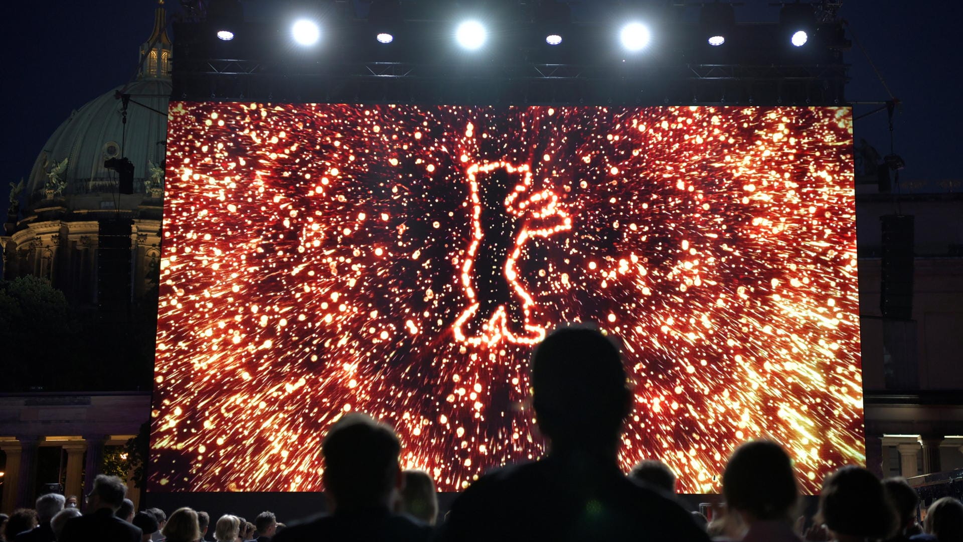 Das Logo der Berlinale auf einer Leinwand: Das internationale Filmfestival wurde in Berlin eröffnet.