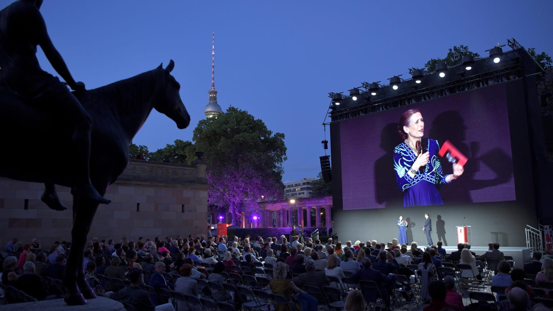 Menschen sitzen vor der Leinwand auf der Museumsinsel: Gezeigt wurde das Justizdrama "Der Mauretanier" von Regisseur Kevin Macdonald.