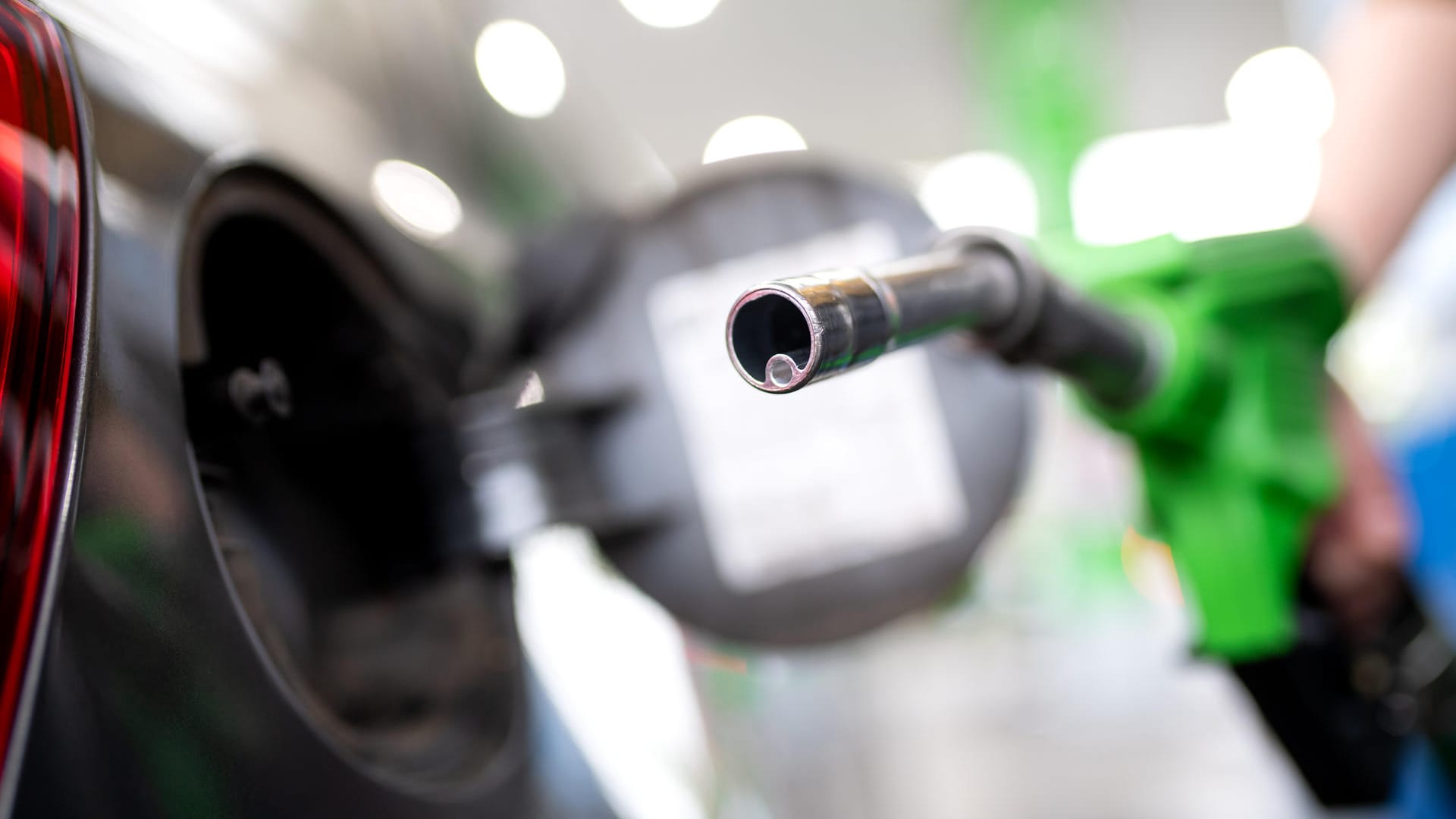 Tanken: Auch die Einführung der CO2-Bepreisung zum Jahreswechsel hat zu einer Erhöhung der Spritpreise geführt. Tanken: Auch die Einführung der CO2-Bepreisung zum Jahreswechsel hat zu einer Erhöhung der Spritpreise geführt.