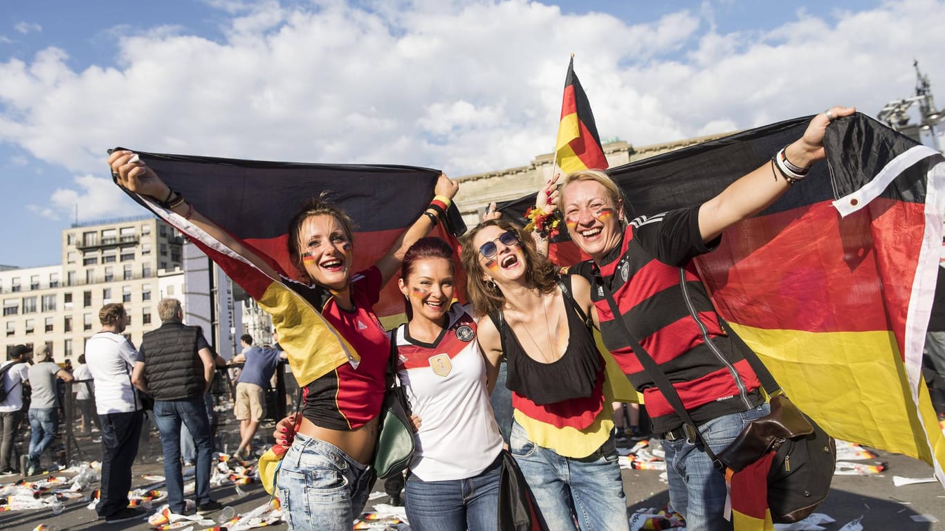 Junge Frauen feiern im Deutschland-Outfit (Archivbild): So ausgelassen wird das Public Viewing dieses Jahr nicht ausfallen.