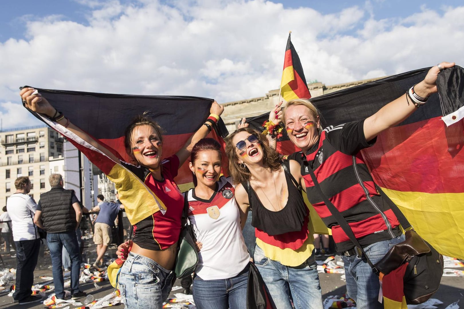 Junge Frauen feiern im Deutschland-Outfit (Archivbild): So ausgelassen wird das Public Viewing dieses Jahr nicht ausfallen.