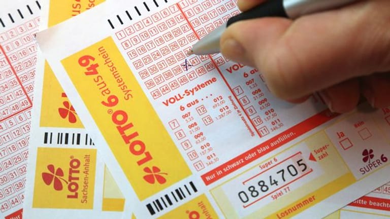 Spielscheine der Lotto Toto werden ausgefüllt (Symbolbild): Ein Lottospieler hat einen sehr hohen Betrag gewonnen.