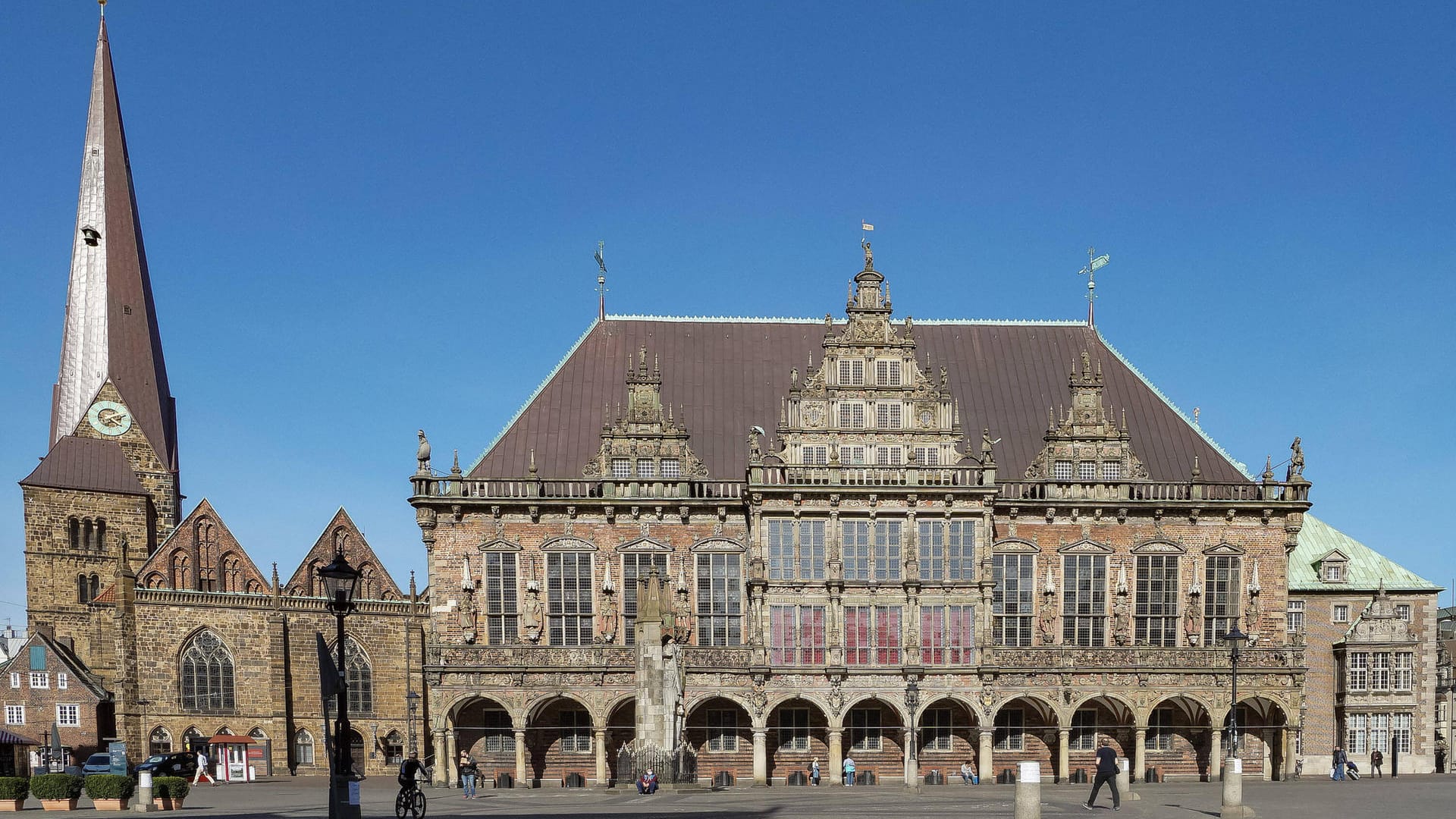 Das Bremer Rathaus (Archivbild): Ein Feuer im Dachgeschoss hat die Feuerwehr auf den Plan gerufen.