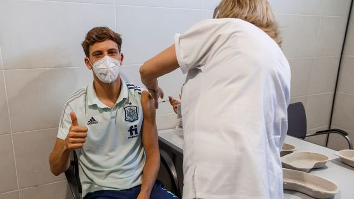 Der spanische Nationalspieler Marcos Llorente wird gegen das Coronavirus geimpft.