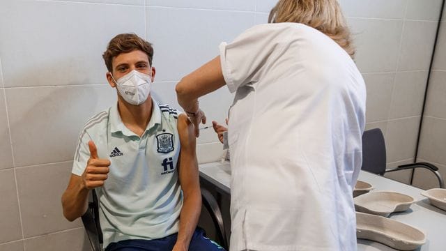 Der spanische Nationalspieler Marcos Llorente wird gegen das Coronavirus geimpft. Der spanische Nationalspieler Marcos Llorente wird gegen das Coronavirus geimpft.