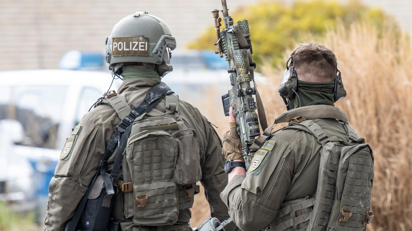 Beamte eines Spezialeinsatzkommandos (SEK) der Frankfurter Polizei stehen an einem Einsatzort (Archivbild): Die Truppe steht wegen rechtsextremer Chats in der Kritik. Nun folgen die Konsequenzen.