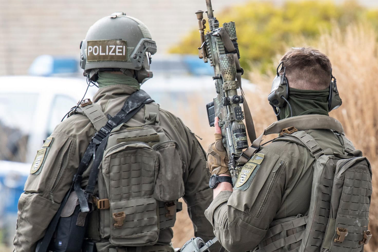 Beamte eines Spezialeinsatzkommandos (SEK) der Frankfurter Polizei stehen an einem Einsatzort (Archivbild): Die Truppe steht wegen rechtsextremer Chats in der Kritik. Nun folgen die Konsequenzen.