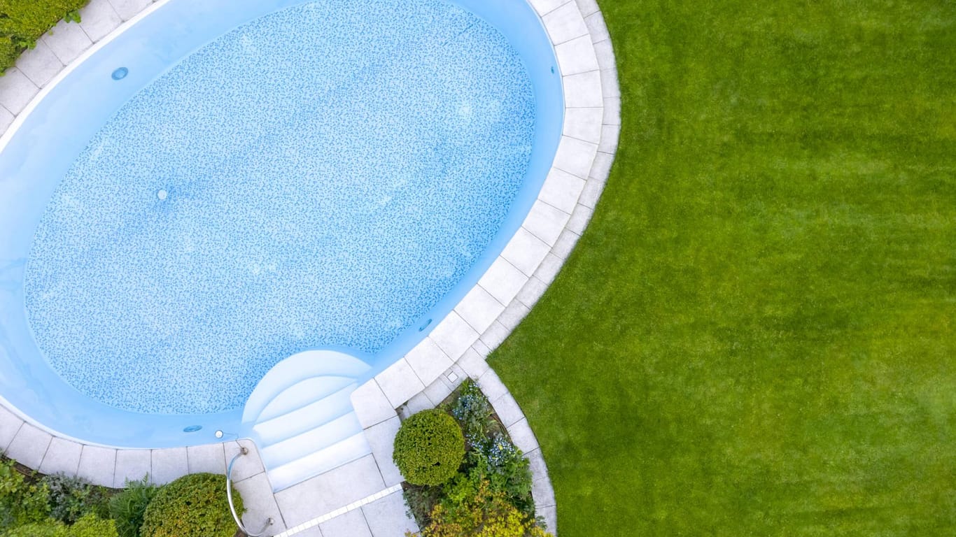 Swimmingpool: Beim Chloren eines Pools haben zwei Männer in Hessen versehentlich Schwefelsäure verwendet.
