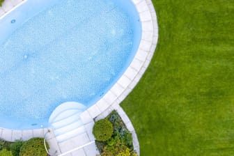 Swimmingpool: Beim Chloren eines Pools haben zwei Männer in Hessen versehentlich Schwefelsäure verwendet.
