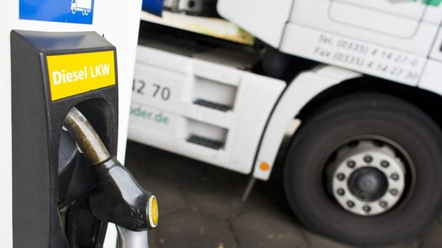 Druckbetankung: Lkw haben viel größere Tanks, daher fließt der Diesel mit viel höherem Durchsatz durch die LKW-Diesel-Zapfpistole. Druckbetankung: Lkw haben viel größere Tanks, daher fließt der Diesel mit viel höherem Durchsatz durch die LKW-Diesel-Zapfpistole.