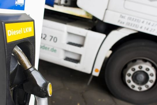 Druckbetankung: Lkw haben viel größere Tanks, daher fließt der Diesel mit viel höherem Durchsatz durch die LKW-Diesel-Zapfpistole.