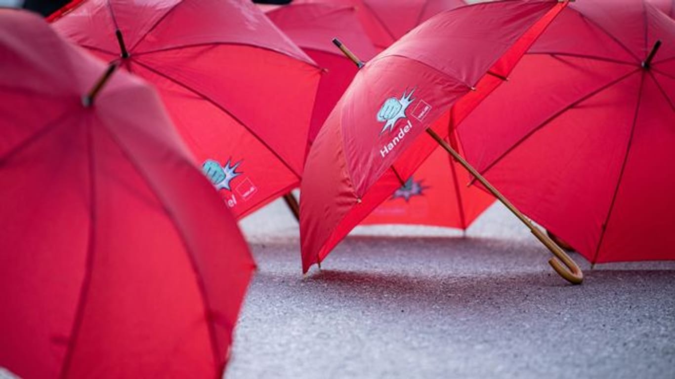Regenschirme mit der Aufschrift "Handel ver.di" sind zu sehen