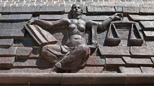 Blick auf die Justitia über dem Eingang eines Landgerichts Blick auf die Justitia über dem Eingang eines Landgerichts