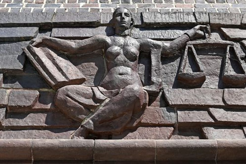 Blick auf die Justitia über dem Eingang eines Landgerichts