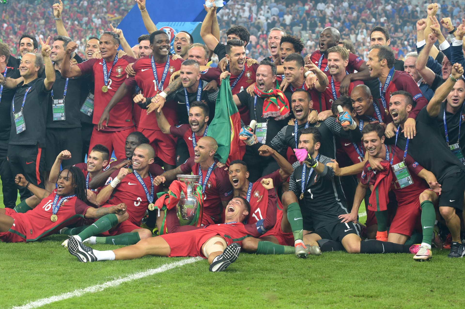 Die portugiesische Mannschaft um Superstar Christiano Ronaldo feiert den ersten EM-Titel des Landes. Im Finale von 2016 besiegten die Portugiesen den späteren Weltmeister Frankreich mit 1:0.