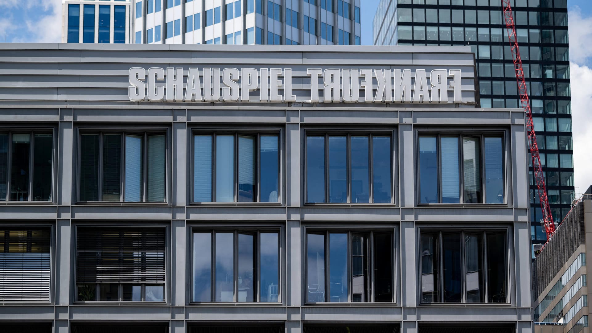 Das Schauspielhaus in Frankfurt am Main: Ein Bürgerbegehren hatte versucht, die Stadt zum Wiederaufbau des vom Krieg zerstörten Vorgängers zu bewegen – vergeblich. Das Schauspielhaus in Frankfurt am Main: Ein Bürgerbegehren hatte versucht, die Stadt zum Wiederaufbau des vom Krieg zerstörten Vorgängers zu bewegen – vergeblich.